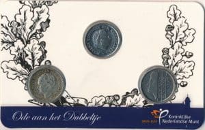 Nederland-dubbeltjes-Wilhelmina,-Juliana-en-Beatrix-in-coincard-vz.jpg