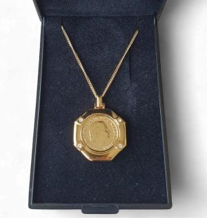 Vergulde cent in hanger