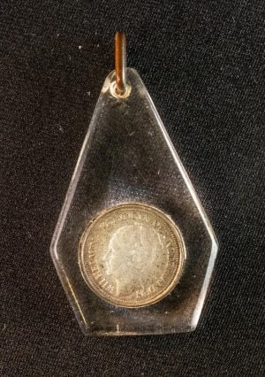 Hanger ketting 2 x 10 cent Wilhelmina opgestoken haar in vijfhoek