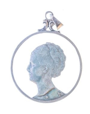 Hanger ketting uitgesneden 2 1/2 gulden Wilhelmina opgestoken haar