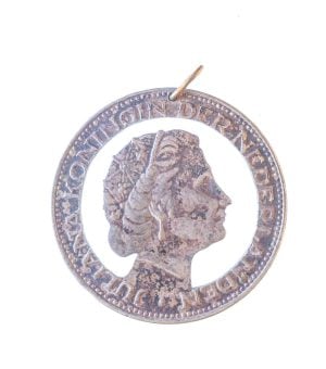Hanger ketting uitgesneden 2 1/2 gulden Juliana