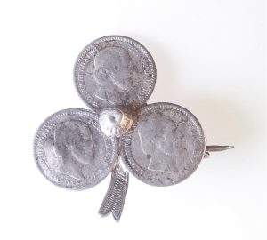 Broche 5 centen Willem III (3 stuks) met knop